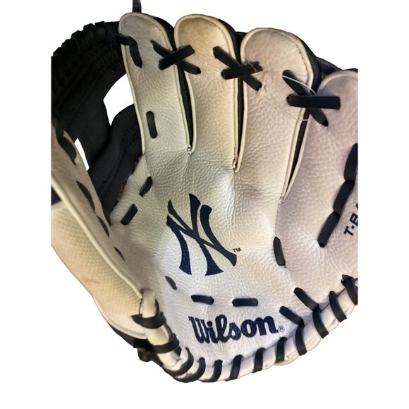 Wilson MLB New York Yankees T-Ball Glove NEW - Picture 2 of 14